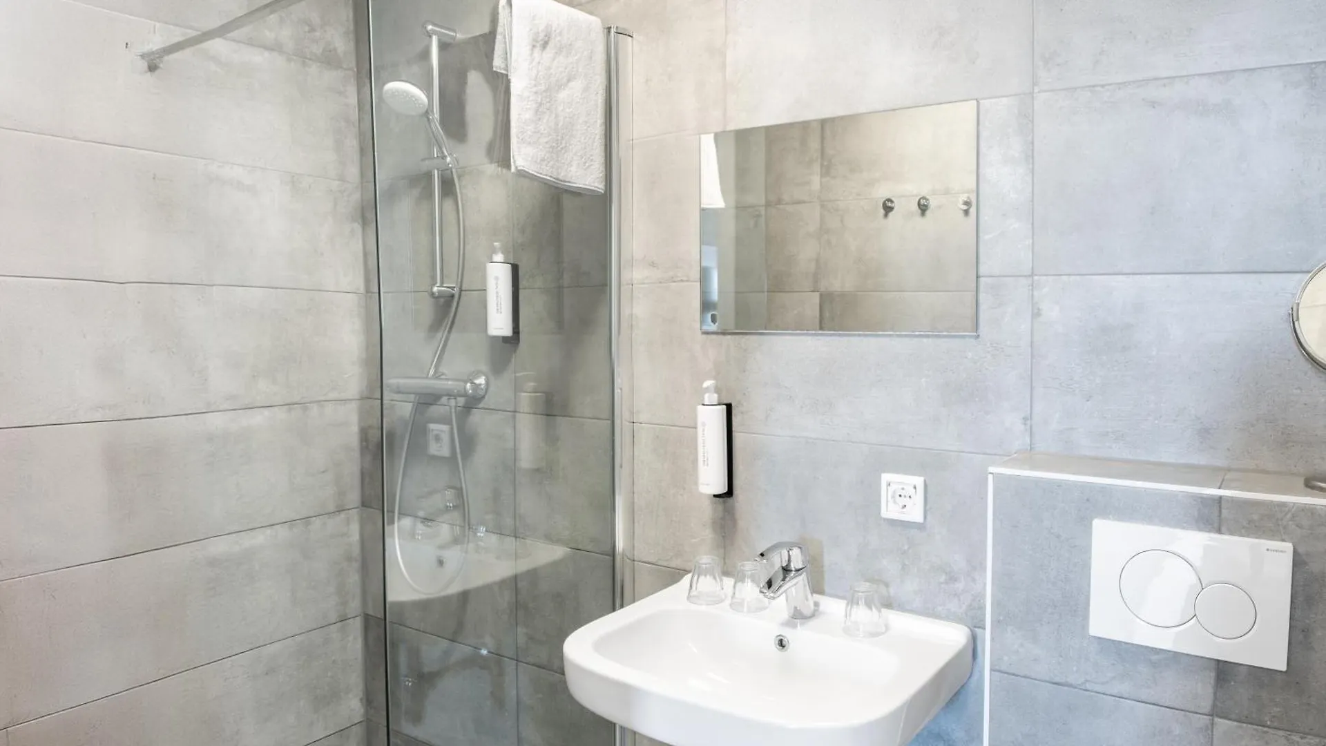 The Lake Hotel Amsterdam Airport Badhoevedorp 3*,  Nederland